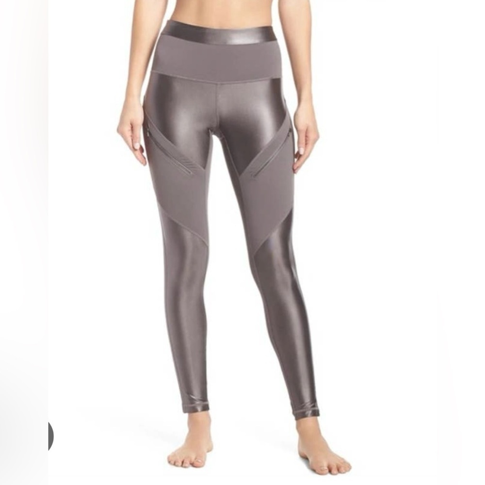 🆕 Zella Nordstrom’s Kitten Grey Zipper Pockets Shiny Moto Leggings, Size L